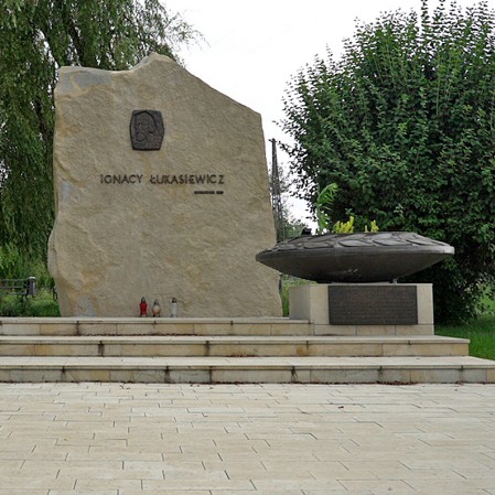 An obelisk commemorating the activity of Ignacy Łukasiewicz in Chorkówka.