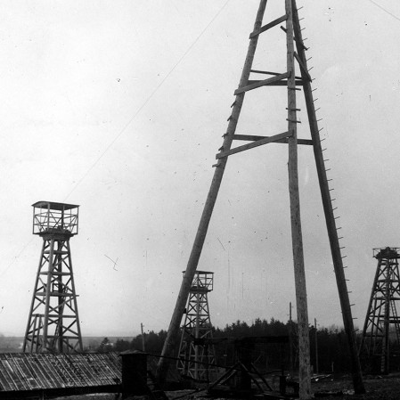 „Ropiła” crude oil mine in Harklowa, a drilling machine, an archival photo.2