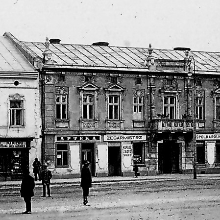 A pharmacy and the house of the Łukasiewicz family, Jasło, 17 Rynek  Street, the 1930s.