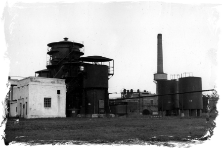 A crude oil refinery in Jedlicze, 1932.