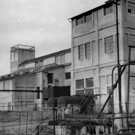 A crude oil refinery in Jedlicze, 1932.