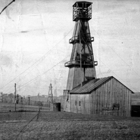 Oil wells in Kroscienko Nizne, an archival photo.2