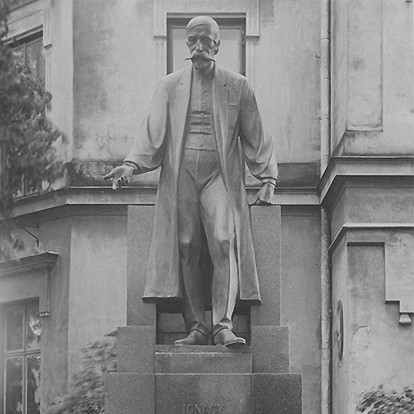 The monument of Ignacy Łukasiewicz, by Jan Raszka at 3 Maja Square in Krosno, the first half of the 20th century.