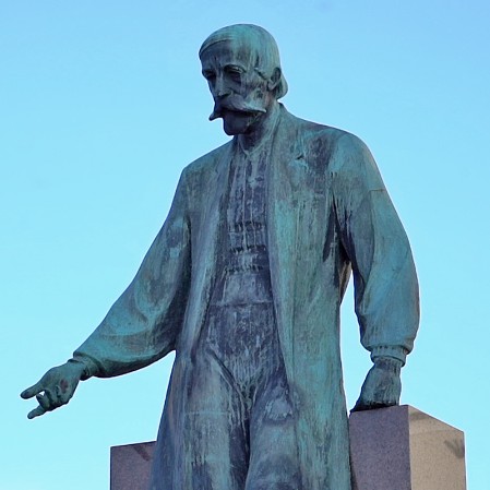 The monument of Ignacy Łukasiewicz by Jan Raszka at 3 Maja Square in Krosno.