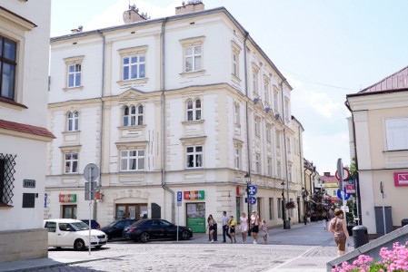 A „Luftmachine” tenement.  On the facade of the building there is a plaque commemorating the meetings of Ignacy Łukasiewicz with Edward Dembowski and Franciszek Wiesołowski in the years 1845-1846.