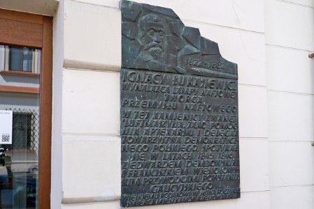 A plaque commemorating the meetings of Ignacy Łukasiewicz with Edward Dembowski and Franciszek Wiesołowski in “Luftmachine” in the years 1845-1846.