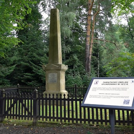 Pamiątkowy obelisk ufundowany w 1872 r.