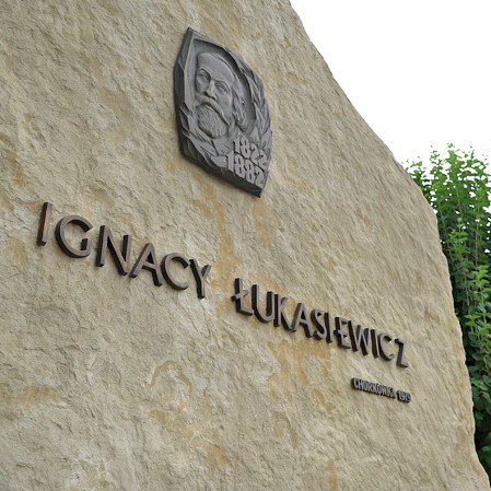 Obelisk upamiętniający działalność Ignacego Łukasiewicza w Chorkówce.2
