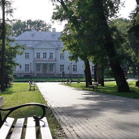 Pałac Waleriana i Zofii Stawiarskich w otoczeniu zabytkowego parku. 