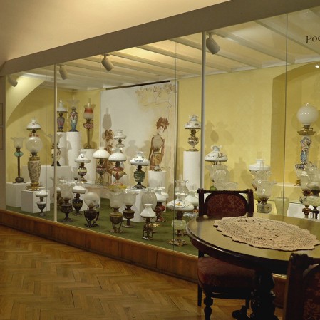 Kolekcja lamp naftowych w  Muzeum Podkarpackim w Krośnie.