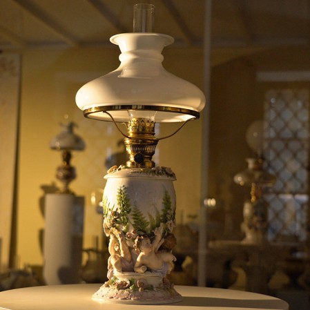 Zabytkowa lampa z kolekcji lamp naftowych w  Muzeum Podkarpackim w Krośnie.