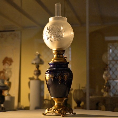 Zabytkowa lampa z kolekcji lamp naftowych w  Muzeum Podkarpackim w Krośnie.2