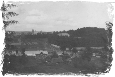 Lesko - widok ogólny miejscowości. Widoczny most na Sanie, ok. 1919-1939 r.