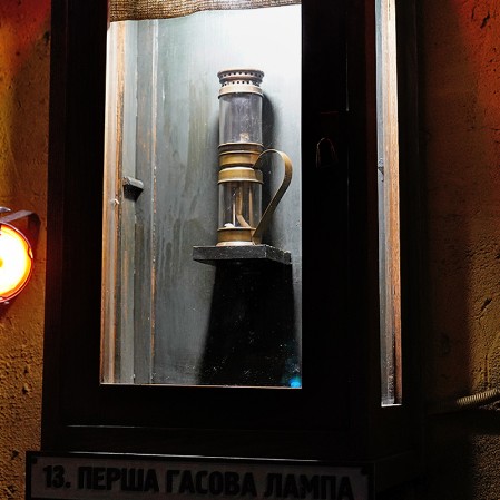 Kopia prototypu lampy naftowej Ignacego Łukasiewicza w muzealne Aptece pod Czarnym Orłem.