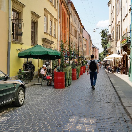 Lwów, ulica Ormiańska, na której mieści się muzealna Apteka pod Czarnym Orłem.