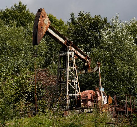 Teren kopalni ropy naftowej w Schodnicy.