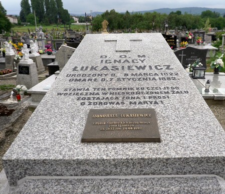 Grób Ignacego i Honoraty Łukasiewiczów na cmentarzu w Zręcinie.