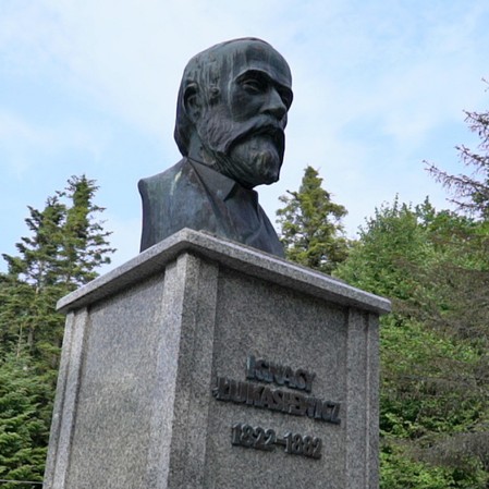 Пам’ятник Ігнатію Лукасевичу перед колишньою будівлею адміністрації копальні.