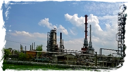 Нафтопереробний завод у Бориславі.