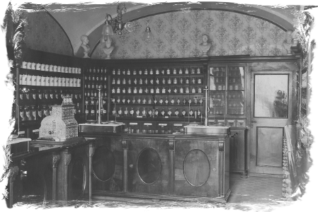 Інтер'єр аптеки в Ясло за адресою пл. Ринок, 17, початок ХХ століття.