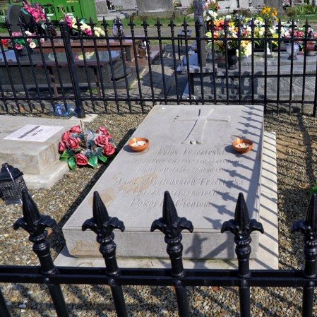Гробівець родини Ставярських на єдлицькому кладовищі. Тут також поховано Титуса Тшецеського.