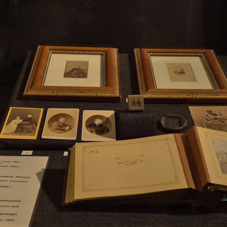 Колекція архівних матеріалів та експонатів, пов’язаних з Ігнатієм Лукасевичем, у Підкарпатському музеї у Кросно.