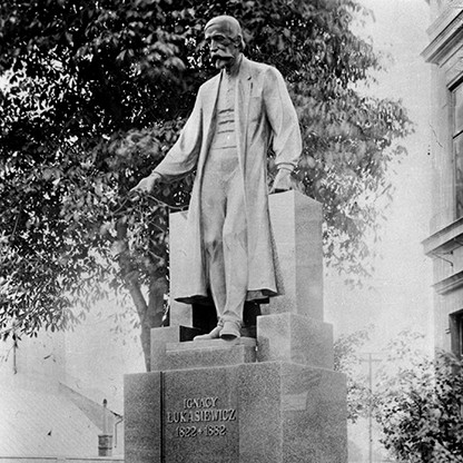 Пам'ятник Ігнатію Лукасевичу, авторства Яна Рашки на площі 3 Мая у Кросно, 1932 р.