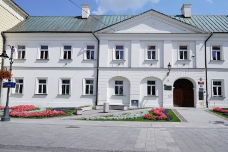 Загальноосвітній ліцей у Ряшеві, колишня попіярська гімназія.