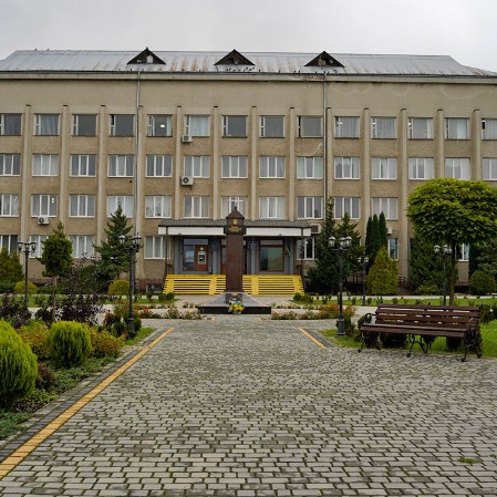 Будівля Старосамбірської міської ради.